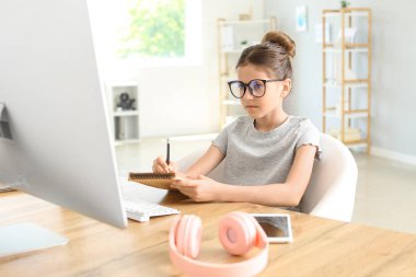 Evdeki deftere küçük şirin bir programcı yazmış.