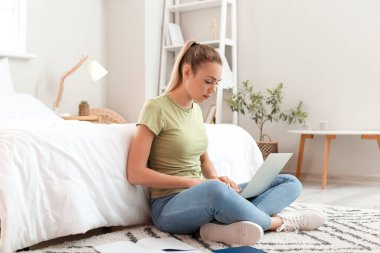 Evde sınava hazırlanan kız öğrenci.