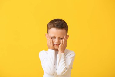 Renkli arka planda stresli küçük çocuğun portresi