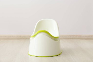 Ahşap zeminde, ışık duvarının yanında.