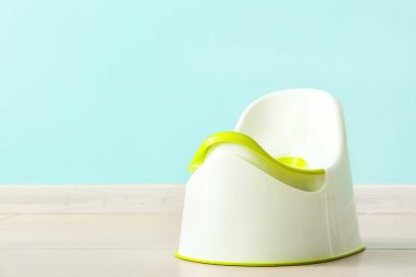 Duvarın yanında çocuklar tuvaletini yapıyor.