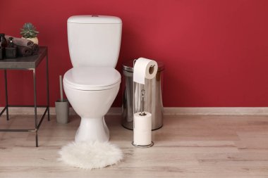 Tuvalet kağıdı ruloları olan tutucu.