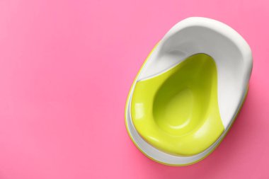 Renkli arka planda modern tuvalet