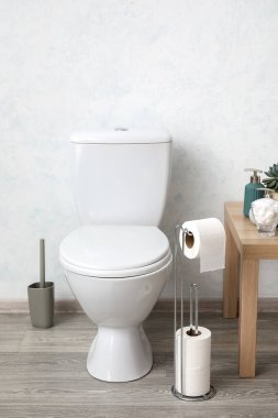 Hafif banyoda tuvalet kağıdı rulosu olan tutucu.