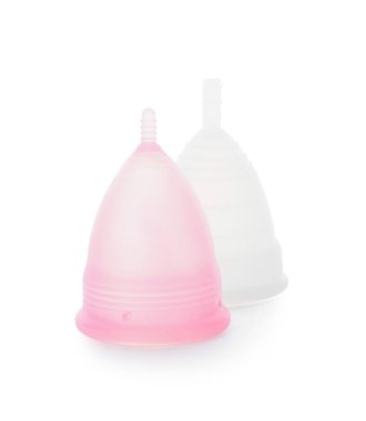 Beyaz arkaplanda adet bardakları