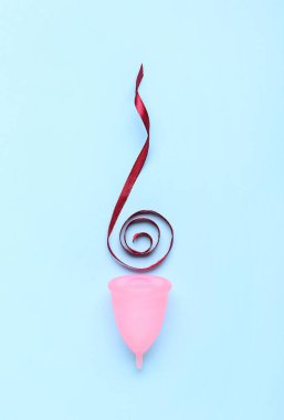 Renkli kurdeleli regl kupası