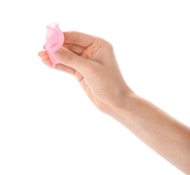 Beyaz arka planda regl bardağı olan bir kadın el.