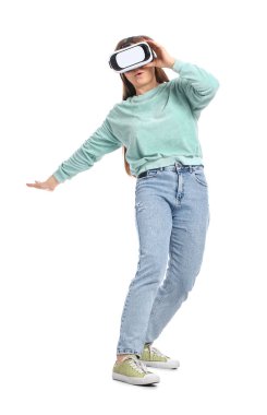 Beyaz arka planda VR gözlüklü güzel bir kadın.