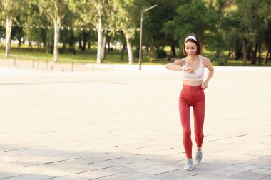 Sportif bayan koşucu nabzını kontrol ediyor.