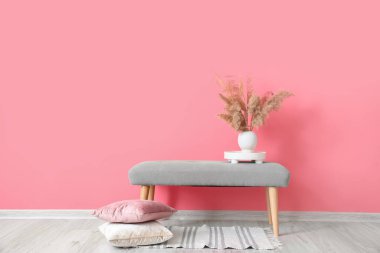 Banklı modern odanın içi