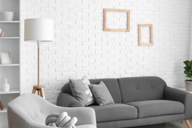 Oturma odasının içinde beyaz meşale var.