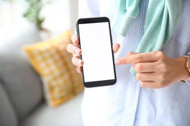 Boş cep telefonu ekranını gösteren genç bir kadın, yakın plan.