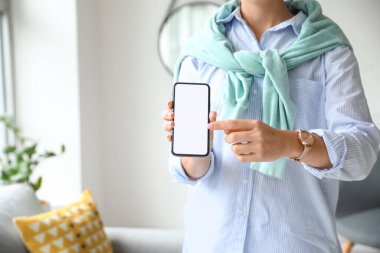 Boş cep telefonu ekranını gösteren genç bir kadın.