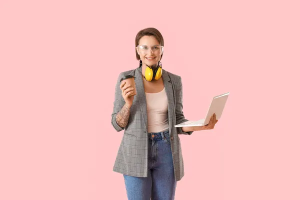 Wirtschaftsingenieurin Mit Tasse Kaffee Und Laptop Auf Rosa Hintergrund — Stockfoto