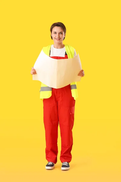 Lavoratrice Edile Con Pianta Della Casa Sfondo Giallo — Foto Stock