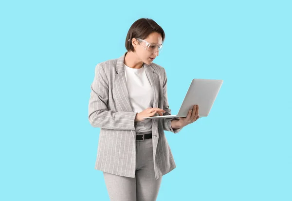 Wirtschaftsingenieurin Mit Laptop Auf Blauem Hintergrund — Stockfoto