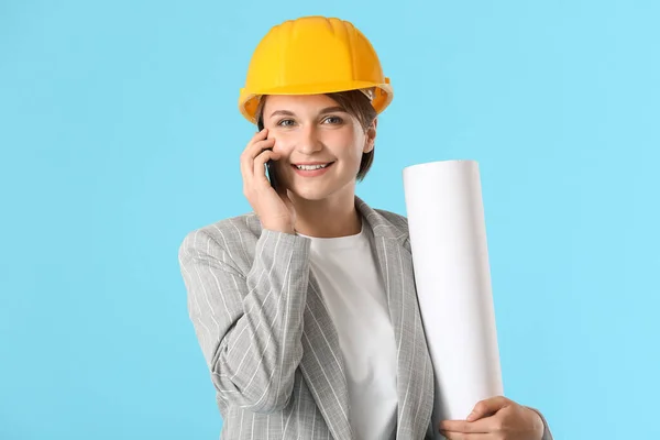 Női Ipari Mérnök Ház Terv Beszél Mobiltelefon Kék Háttér — Stock Fotó