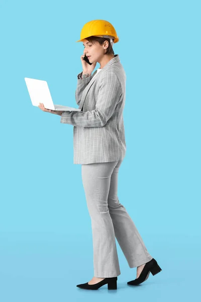 Wirtschaftsingenieurin Mit Laptop Gespräch Handy Auf Blauem Hintergrund — Stockfoto
