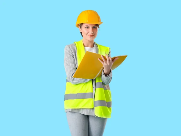 蓝色背景文件夹的女工业工程师 — 图库照片