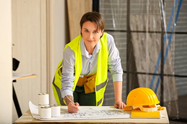 Female Construction Worker Writing House Plan Room — Stock Photo, Image