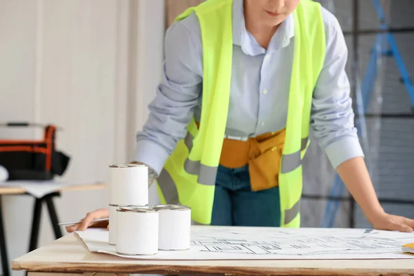 Female Construction Worker House Plan Table Room — Stock Photo, Image