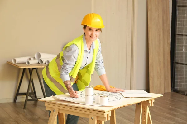 Ouvrière Construction Avec Plan Maison Table Dans Chambre — Photo