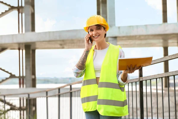Female Construction Worker Folder Talking Mobile Phone Outdoors — Stock Photo, Image