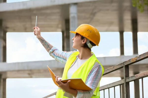 Female Construction Worker Hardhat Folder Outdoors — Stock Photo, Image