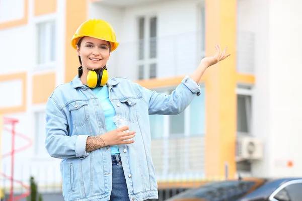 Female Construction Worker Hardhat Showing Something Outdoors — Stock Photo, Image