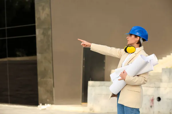 Açık Hava Planları Olan Sert Şapkalı Kadın Endüstriyel Mühendis — Stok fotoğraf