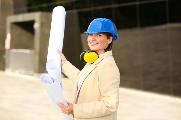 Female Industrial Engineer Hardhat House Plans Outdoors — Stock Photo, Image