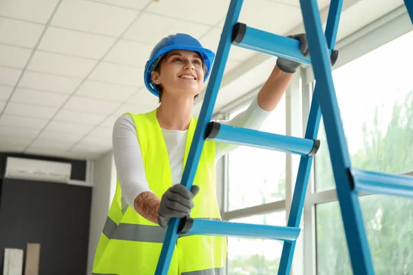 Trabalhadora Construção Feminina Perto Escada Quarto — Fotografia de Stock