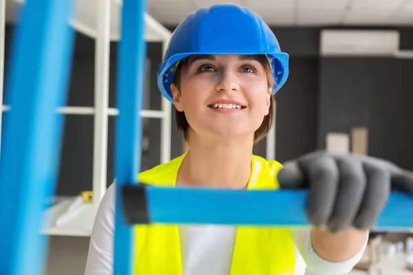 Female Construction Worker Ladder Room Closeup — Stock Photo, Image