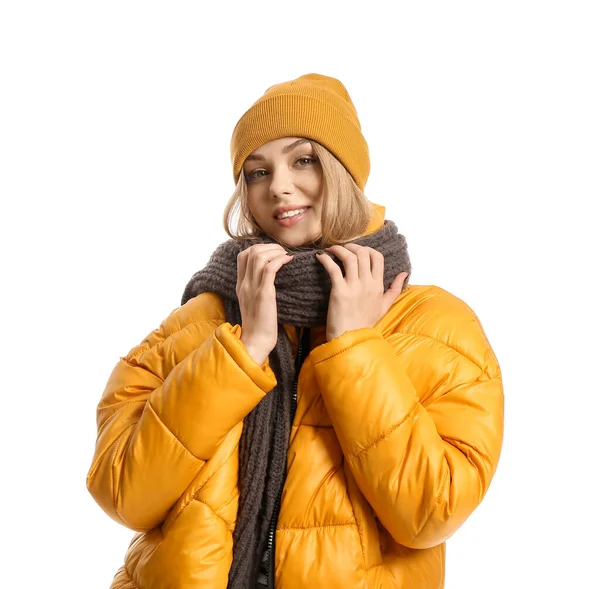 Lächelnde Frau Mit Mütze Und Warmem Schal Auf Weißem Hintergrund — Stockfoto