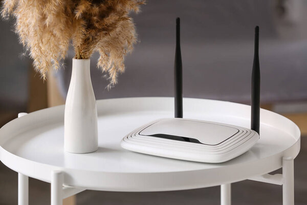 Современный Wi-Fi маршрутизатор на столе в номере