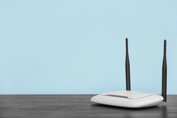 Moderner Wlan Router Auf Tisch Der Nähe Der Blauen Wand — Stockfoto