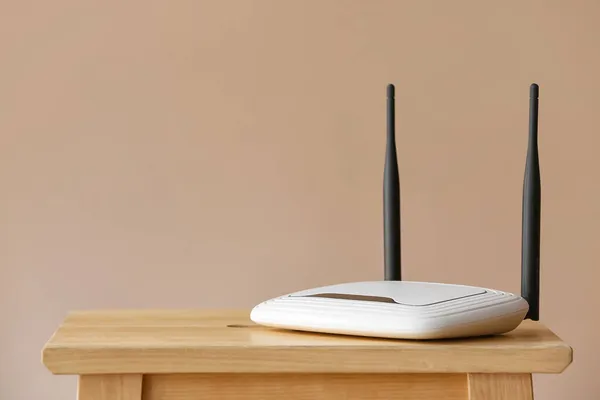 Moderner Wlan Router Auf Tisch Der Nähe Der Beigen Wand — Stockfoto