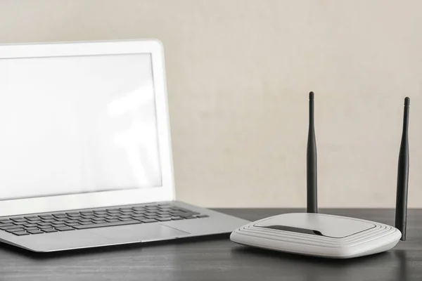 Moderner Wlan Router Und Laptop Auf Tisch Der Nähe Der — Stockfoto