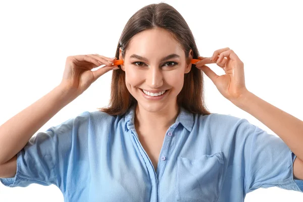 Jeune Femme Insérant Des Bouchons Oreilles Sur Fond Blanc — Photo