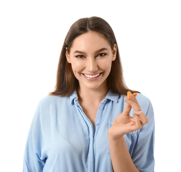 Junge Frau Mit Ohrstöpseln Auf Weißem Hintergrund — Stockfoto