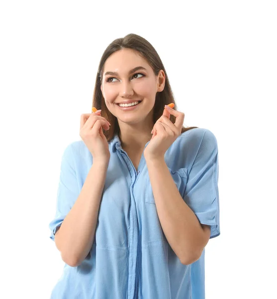 Junge Frau Mit Ohrstöpseln Auf Weißem Hintergrund — Stockfoto