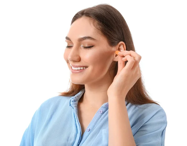 Jeune Femme Insérant Des Bouchons Oreilles Sur Fond Blanc — Photo