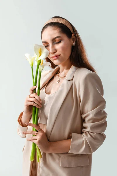 Vacker Ung Kvinna Med Kalla Blommor Grå Bakgrund — Stockfoto
