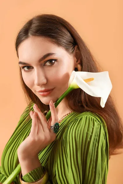 Όμορφη Νεαρή Γυναίκα Calla Λουλούδι Στο Φόντο Χρώμα — Φωτογραφία Αρχείου