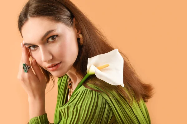 Hermosa Mujer Joven Con Flor Cala Sobre Fondo Color — Foto de Stock