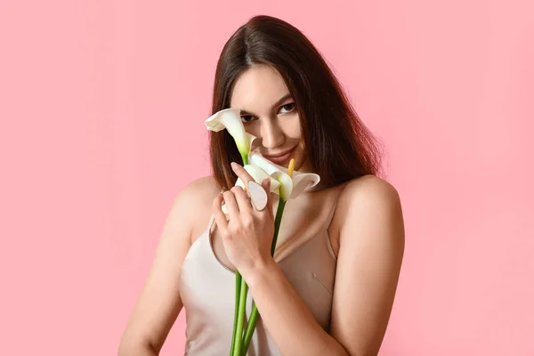 Vacker Ung Kvinna Med Kalla Blommor Färg Bakgrund — Stockfoto