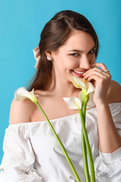 Belle Jeune Femme Avec Des Fleurs Calla Sur Fond Couleur — Photo