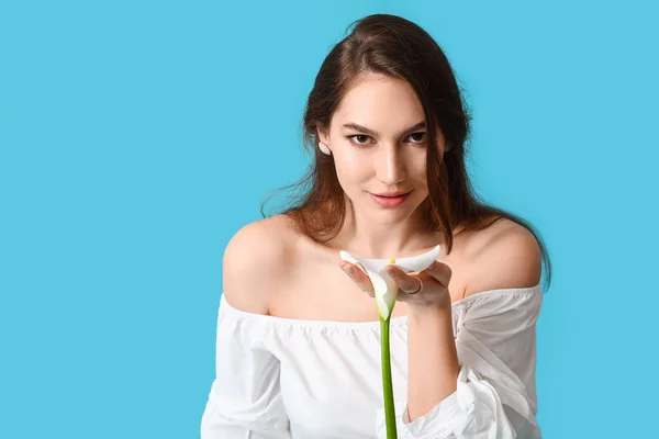 Mulher Bonita Com Calla Flor Fundo Cor — Fotografia de Stock