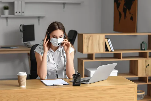 Technical Support Agent Medical Mask Working Office — Stock Photo, Image
