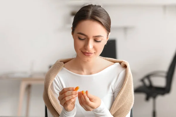 Young Woman Earplugs Working Office — Stock Photo, Image